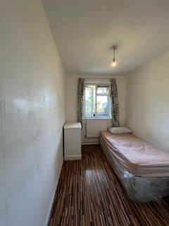 1 bedroom in a flat share to rent, Kyverdale Road, London N16