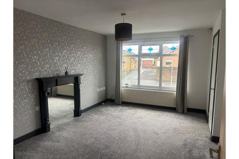 3 bedroom detached house for sale, Carlinghow Lane, Batley, WF17