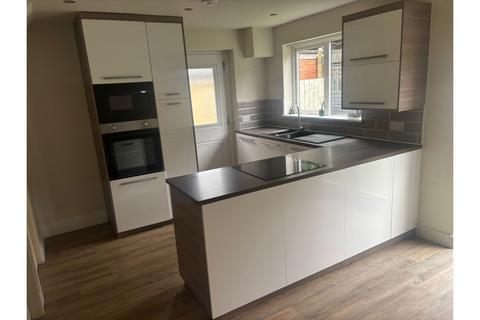 3 bedroom detached house for sale, Carlinghow Lane, Batley, WF17