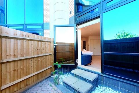 Studio to rent, New Horizons Court