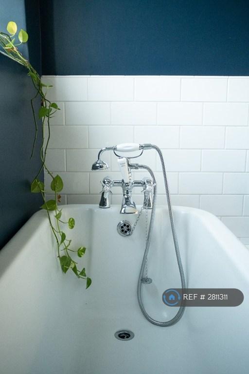 Roll Top Bath