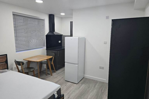 Studio to rent, Belgrave Road, Ilford IG1