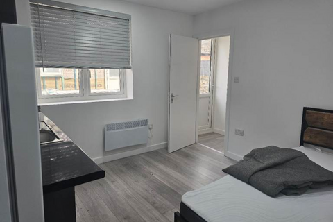 Studio to rent, Belgrave Road, Ilford IG1