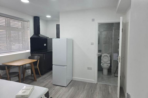 Studio to rent, Belgrave Road, Ilford IG1