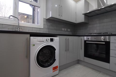 2 bedroom flat to rent, 2 Bed Garden apartment,Brayburne Avenue, £1750pcm