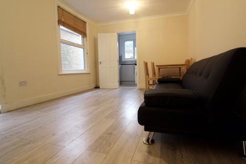 2 bedroom flat to rent, 2 Bed Garden apartment,Brayburne Avenue, £1750pcm