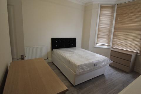 2 bedroom flat to rent, 2 Bed Garden apartment,Brayburne Avenue, £1750pcm
