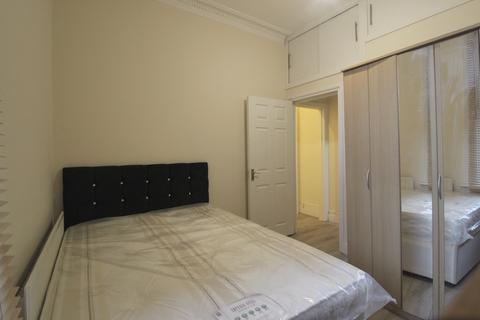 2 bedroom flat to rent, 2 Bed Garden apartment,Brayburne Avenue, £1750pcm