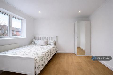 1 bedroom in a house share to rent, Esmeralda Road, London, SE1