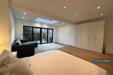 1 bedroom in a house share to rent, Esmeralda Road, London, SE1