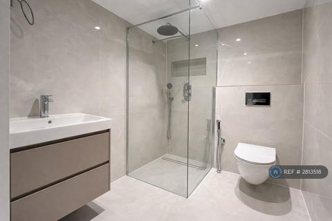1 bedroom in a house share to rent, Esmeralda Road, London, SE1