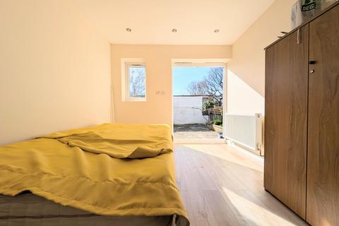 1 bedroom flat to rent, Swanwick Close, Roehampton