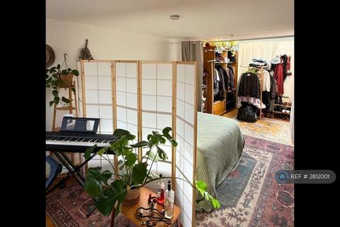 3 bedroom maisonette to rent, Tanners Yard, London, E2