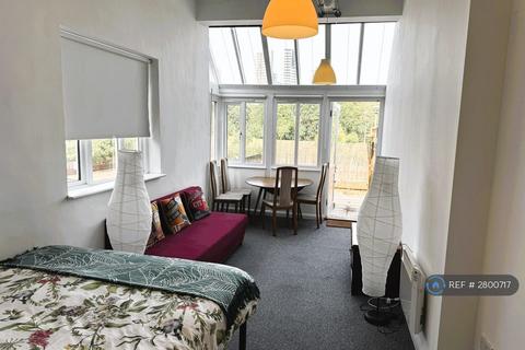 Studio to rent, Kennington Lane, London, SE11