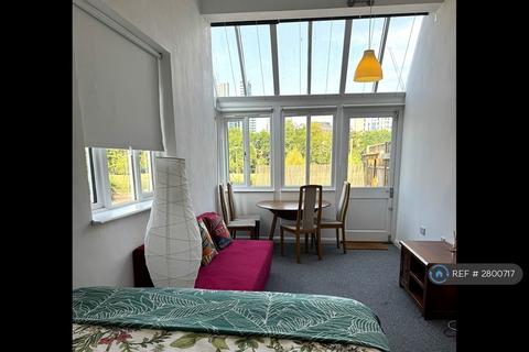 Studio to rent, Kennington Lane, London, SE11