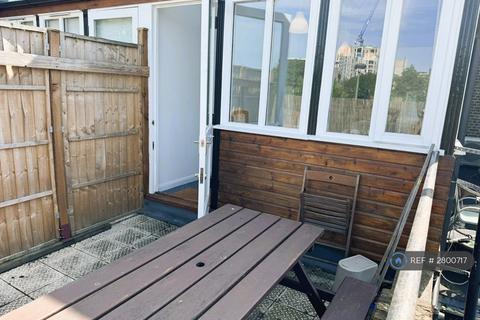 Studio to rent, Kennington Lane, London, SE11