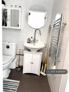 Studio to rent, Kennington Lane, London, SE11