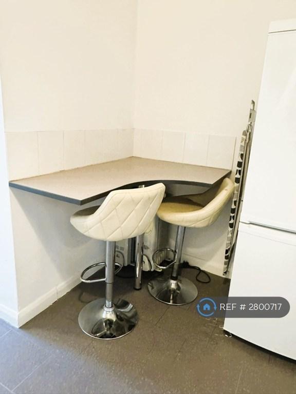 Breakfast Bar &amp; Fridge-Freezer
