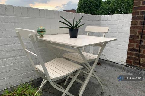 3 bedroom maisonette to rent, Groome House, London, SE11