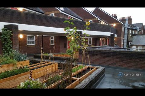 2 bedroom flat to rent, Park Avenue, London, NW2