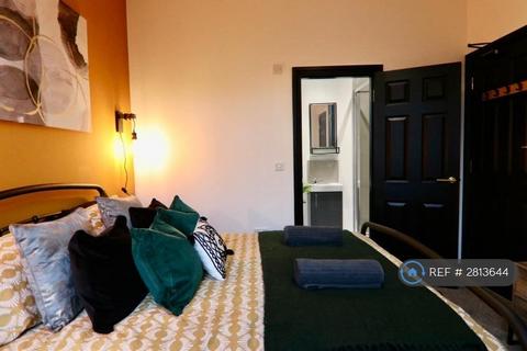 1 bedroom in a house share to rent, Sharples Hall St, Oldham, OL4