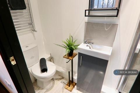 1 bedroom in a house share to rent, Sharples Hall St, Oldham, OL4