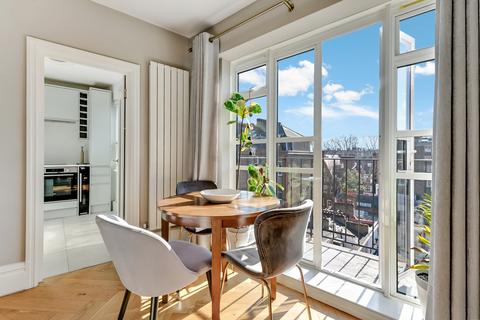 Studio to rent, Courtfield Gardens, SW5