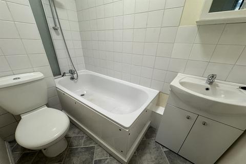 2 bedroom flat to rent, East Street, Southend on Sea