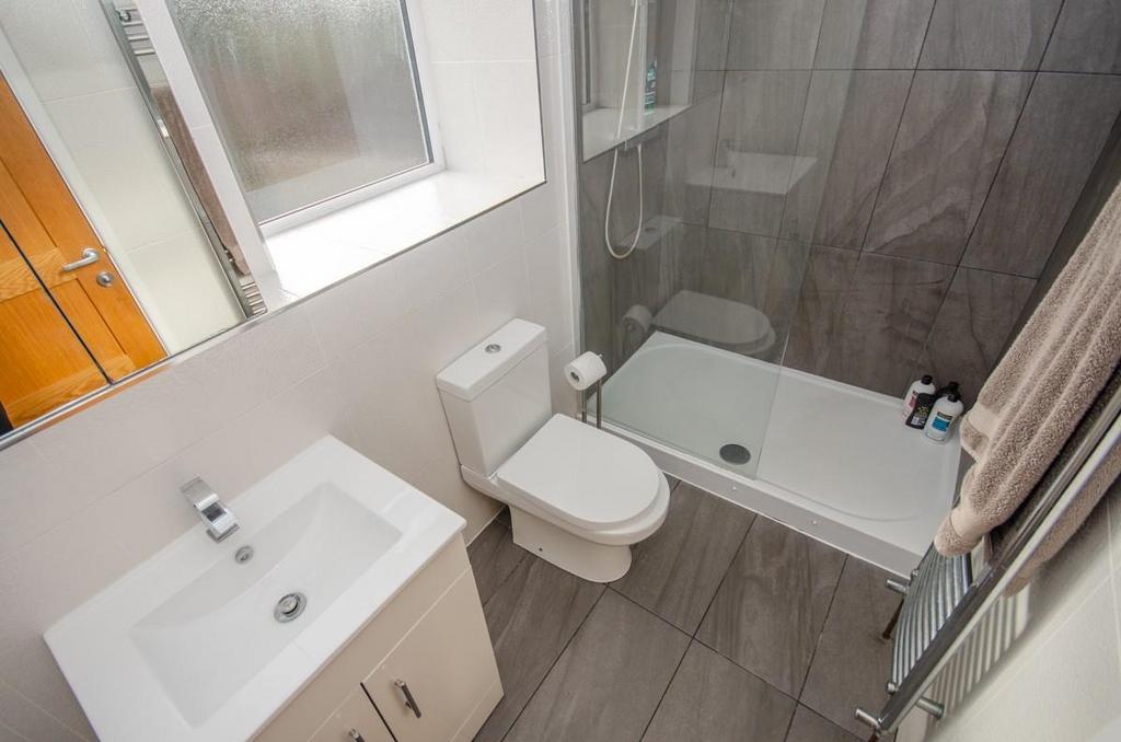 Bedroom one en suite.jpg
