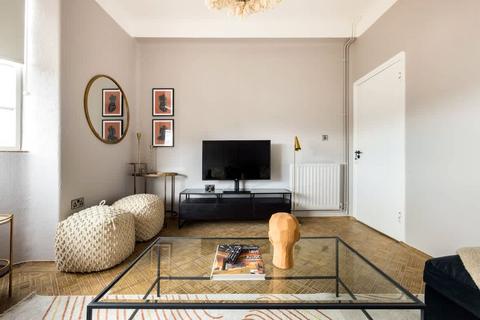 4 bedroom flat to rent, Charlotte Street, Westminster, London, W1T