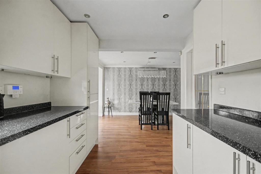 Kitchen 2.jpeg