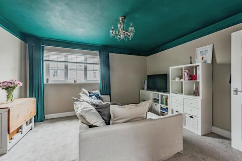 1 bedroom apartment for sale, Coach House Mews, Redhill