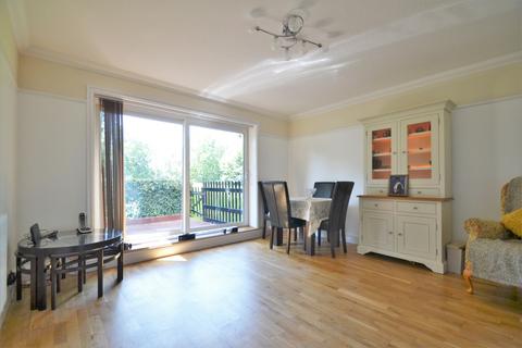 3 bedroom flat to rent, Wood Vale Forest Hill SE23