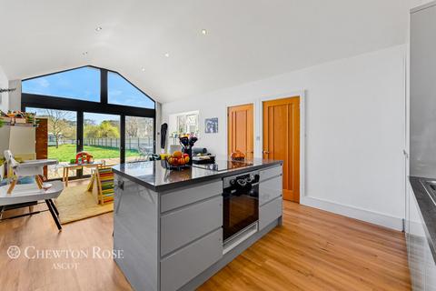 2 bedroom bungalow for sale, Locks Ride, ASCOT