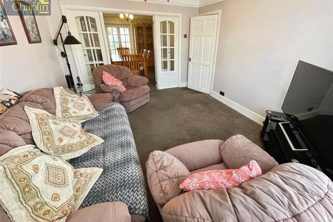 3 bedroom end of terrace house for sale, Bridport Avenue, Romford, RM7
