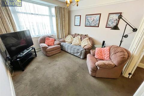 3 bedroom end of terrace house for sale, Bridport Avenue, Romford, RM7