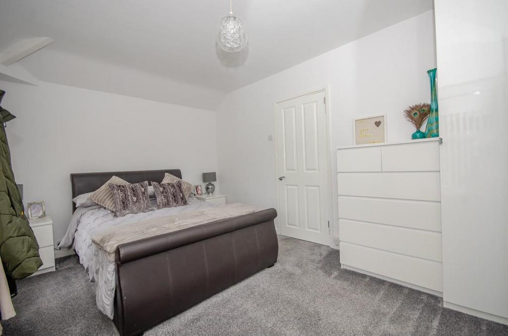 Bedroom 1 pic 2.jpg