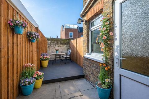2 bedroom maisonette to rent, Adelaide Grove, Shepherds Bush, W12