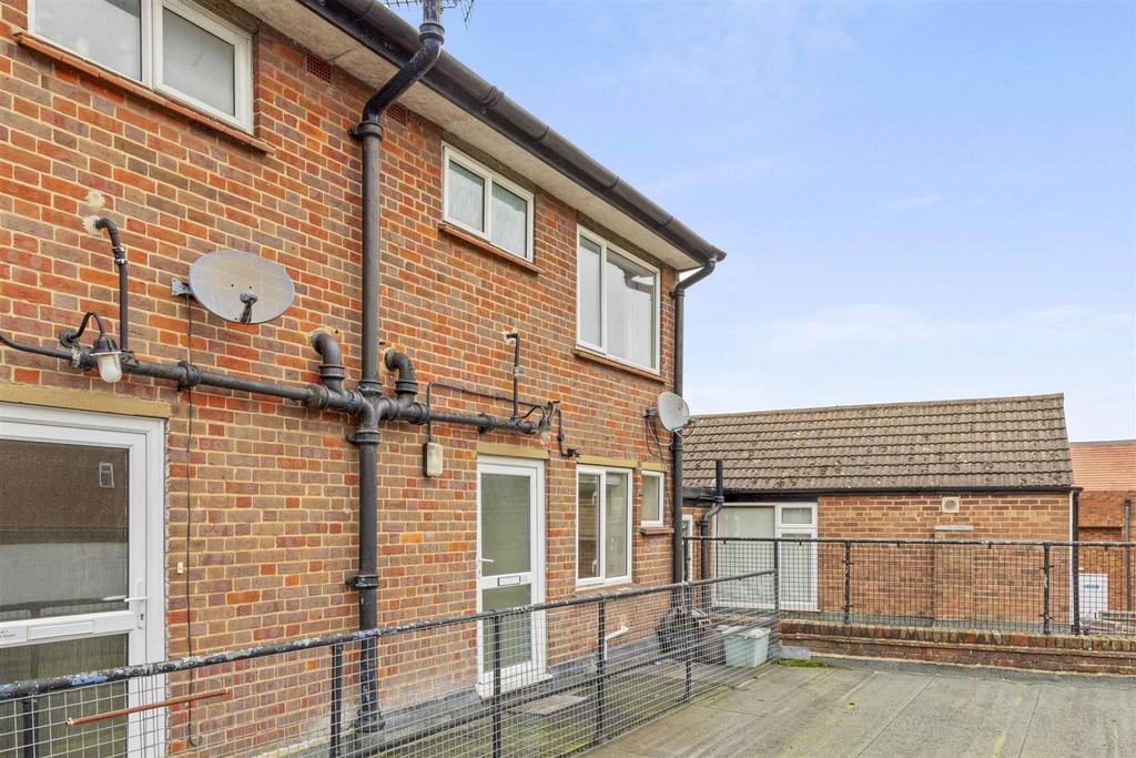 Flat 2, 44 Bell Street, HP27 QAD (LOW RES)-10.jpg