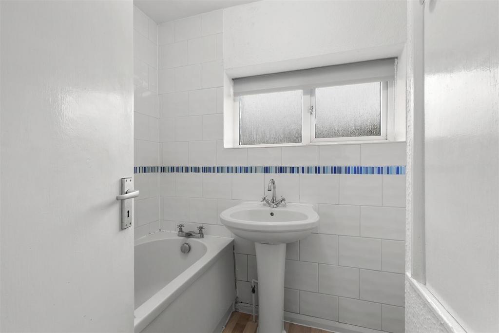 Flat 2, 44 Bell Street, HP27 QAD (LOW RES)-5.jpg