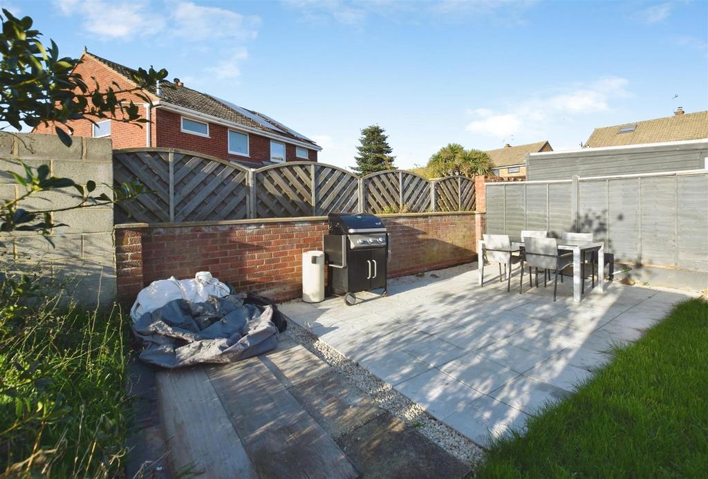 D7fe8ca4-garden 20patio.JPG