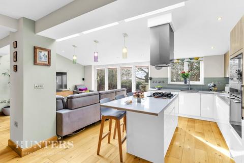 4 bedroom detached house for sale, Howardian Close , Oldham