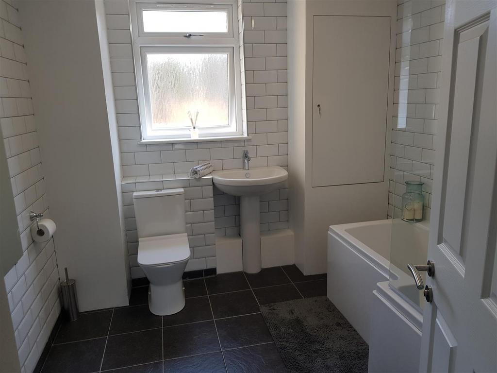 BATHROOM (2).jpg