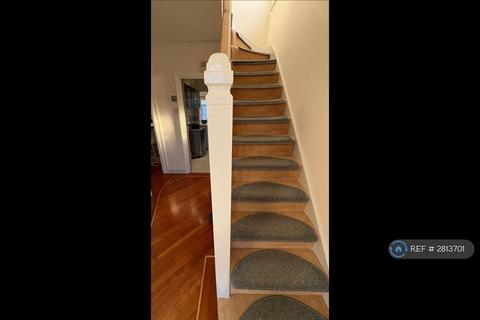 3 bedroom semi-detached house to rent, Rugby Avenue, Greenford, UB6