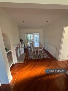 3 bedroom semi-detached house to rent, Rugby Avenue, Greenford, UB6