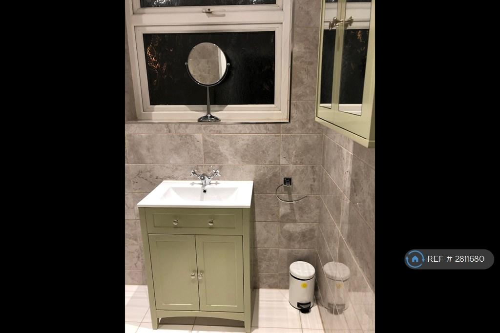 1st Floor Bathroom/Shower