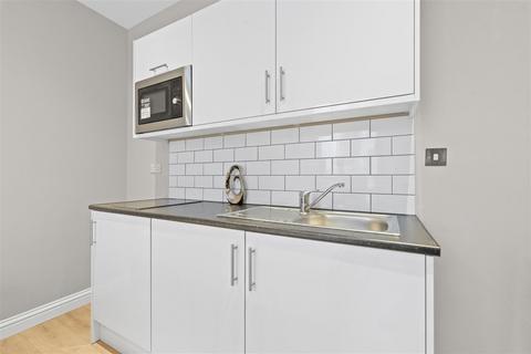 Studio to rent, Belgrave Road, London SW1V