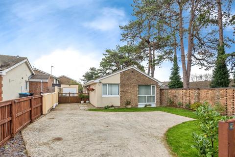 2 bedroom detached bungalow for sale, Burford Road, Carterton