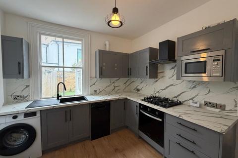 2 bedroom terraced house to rent, Mill Hill Road, Acton