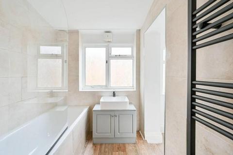 2 bedroom terraced house to rent, Mill Hill Road, Acton